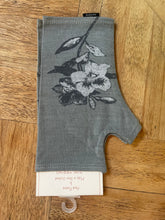 Load image into Gallery viewer, MERINO PRINTED SCARF - Grey Marl with Grey Flower
