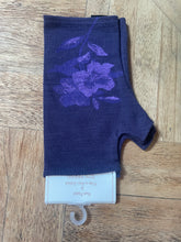 Load image into Gallery viewer, MERINO PRINTED GLOVELETS - Purple with Purple Flower
